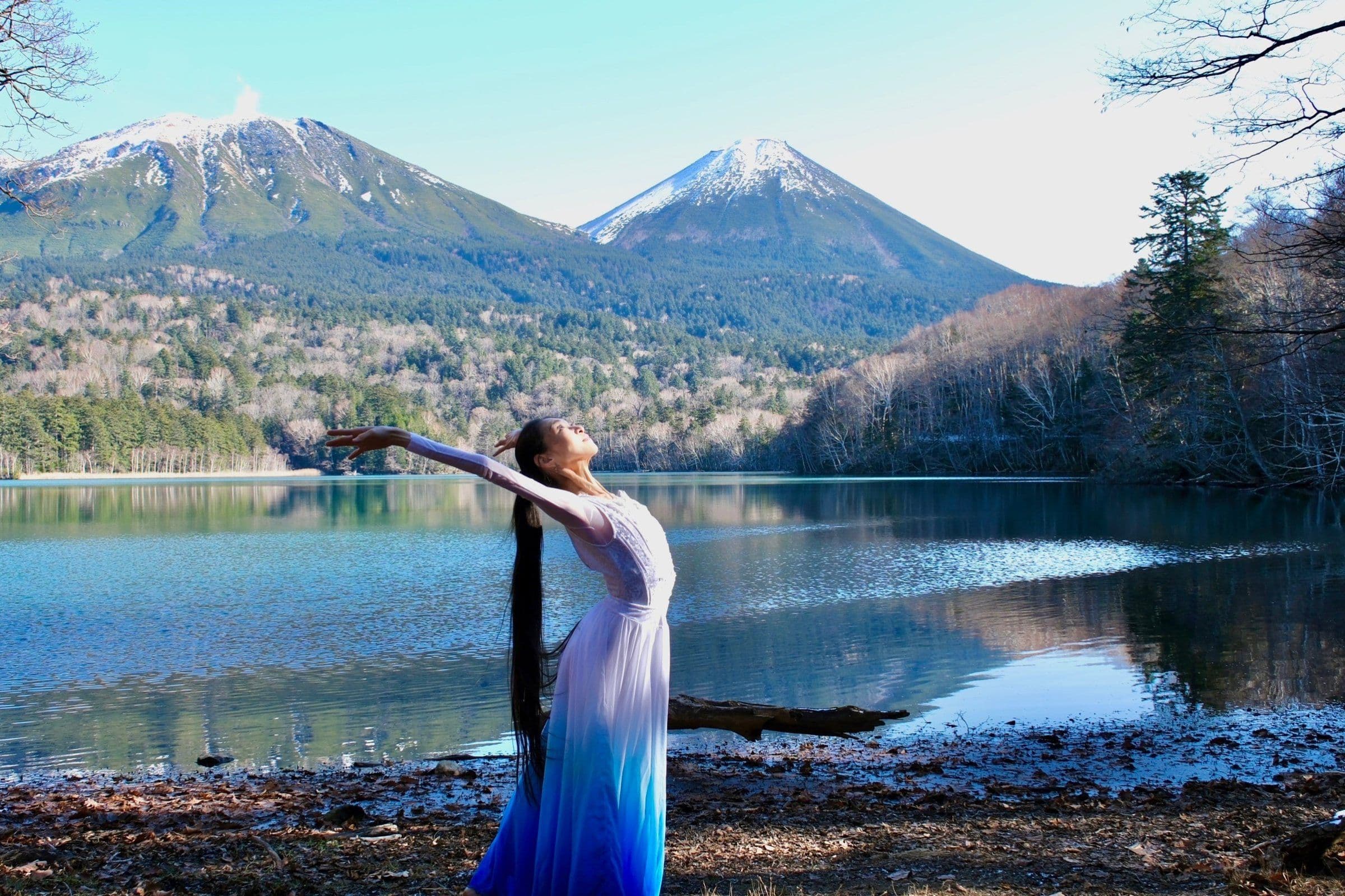 山並みを望む湖のほとりで踊る針山愛美