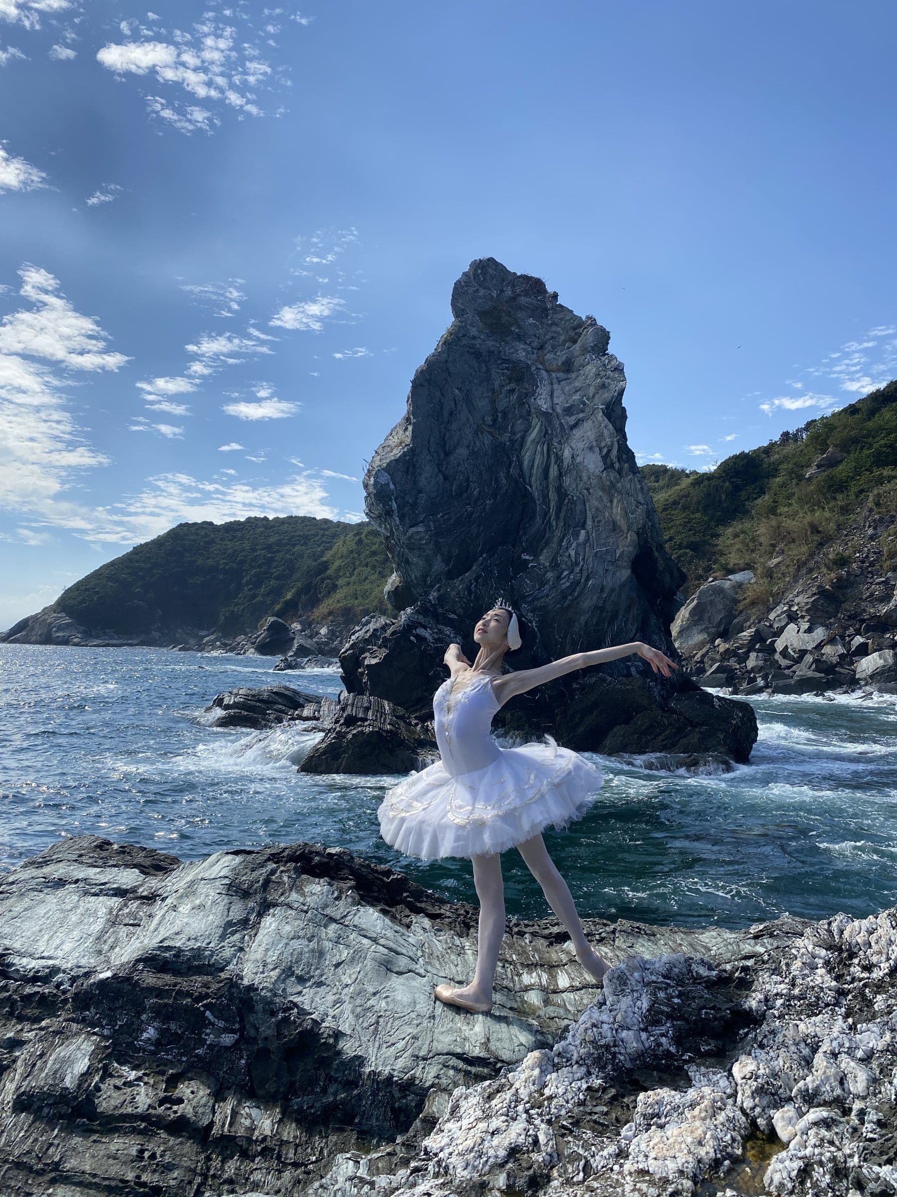 海辺の岩場で白鳥を踊る針山愛美