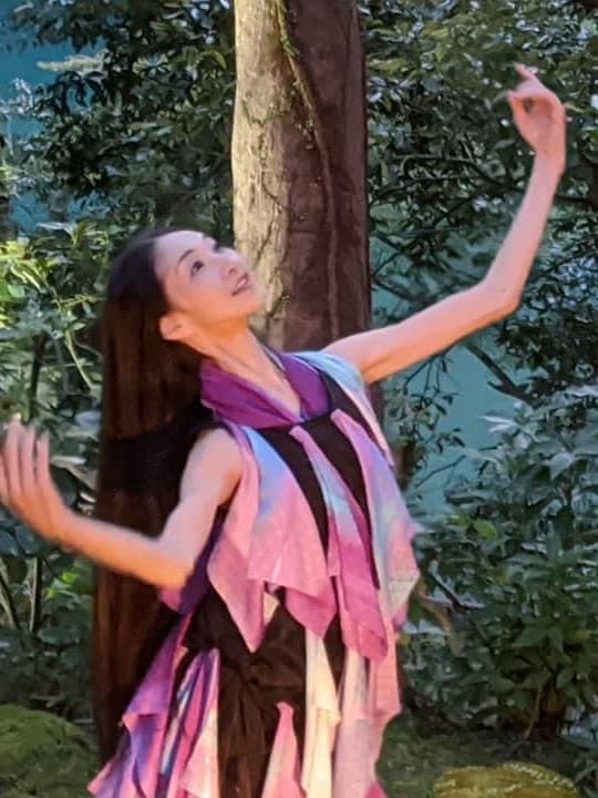 木立の中で踊る針山愛美